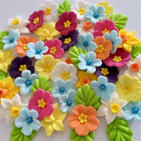 small edible flowers cake decorating.